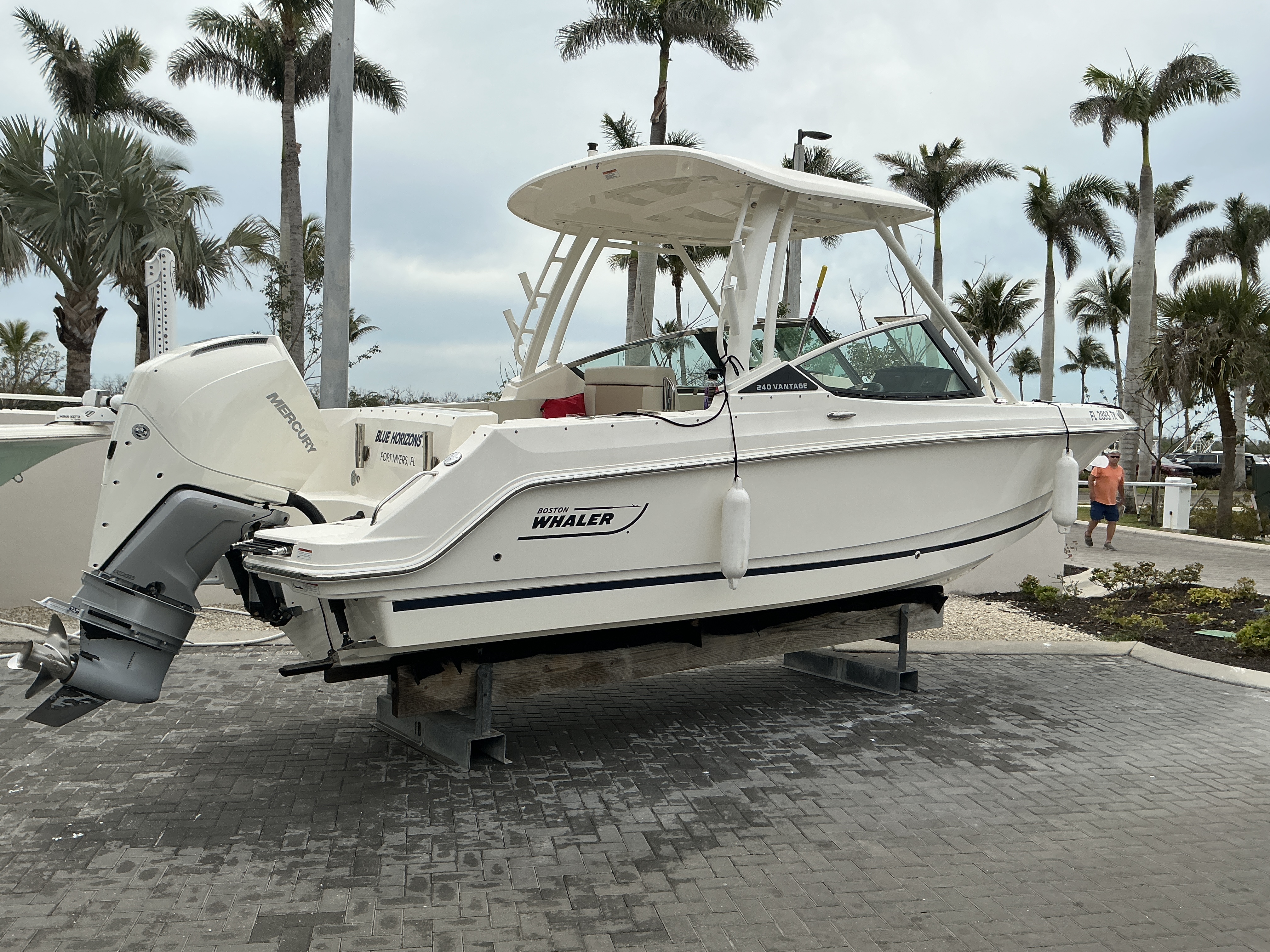 24 Boston Whaler 2023 Vantage